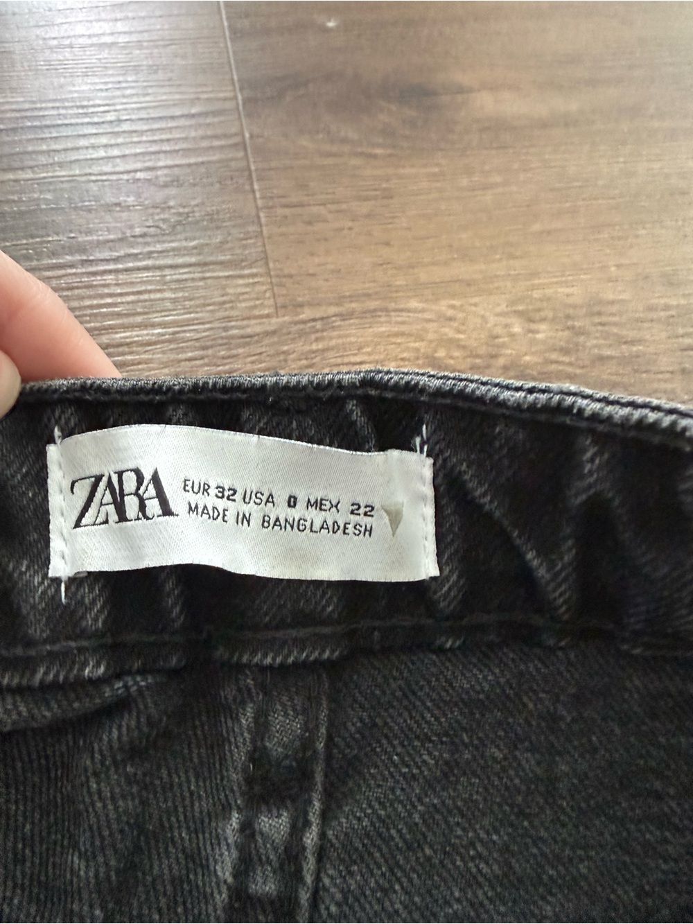 Zara Black High-Rise Denim Shorts - Picture 2 of 4